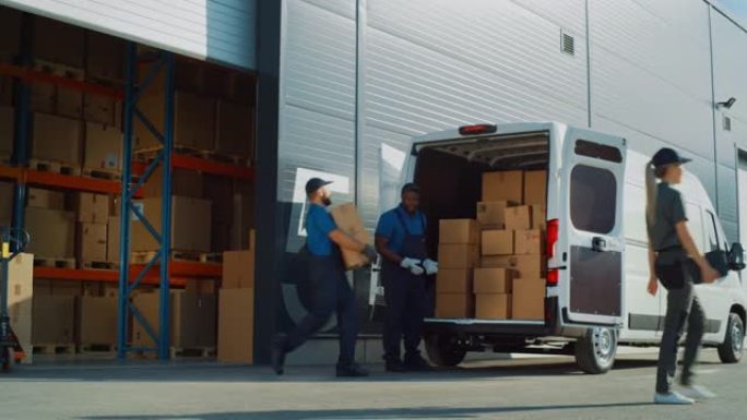 物流零售商仓库外，由不同的专业工人团队装载纸箱送货卡车。交付在线订单、采购、电子商务商品。宽镜头