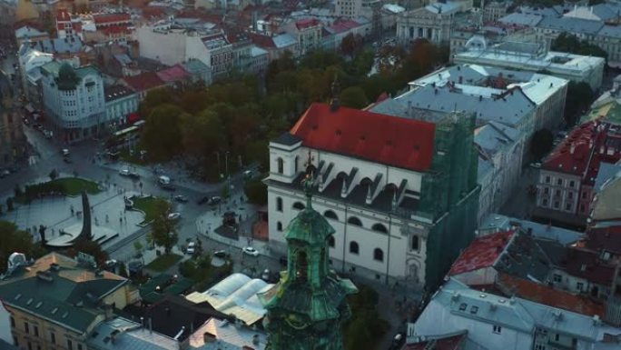正宗的欧洲城市景观无人机降落在乌克兰利沃夫历史悠久的拉丁大教堂尖顶上，揭示了城市的地平线。