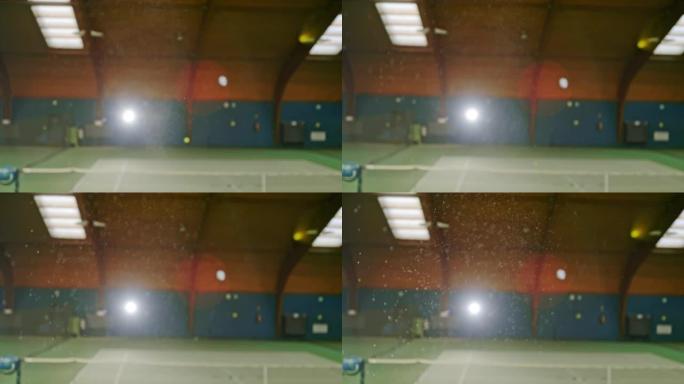 超级SLO MO年轻人将球抛向空中并在网球场上发球