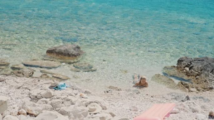 年轻女子女士在克罗地亚阳光明媚的海洋中放松身心