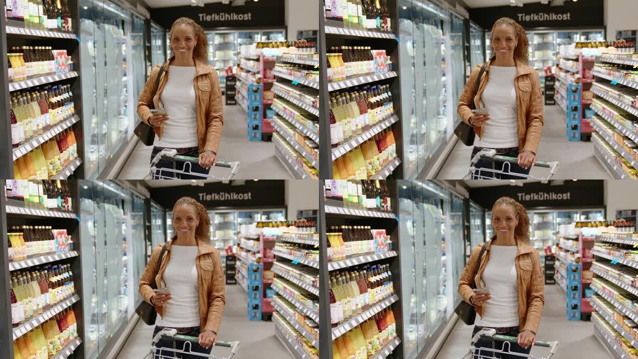 在超市购物的女人外国人国外女人逛超市视频