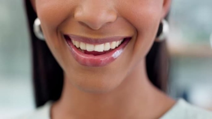 女人的嘴，微笑和健康的清洁牙齿牙齿或口腔卫生模糊背景。牙齿美白，保健或牙齿健康，快乐，自信，快乐的表