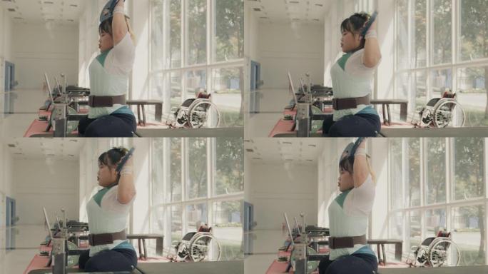 年轻女子举重运动员在健身房用哑铃锻炼。