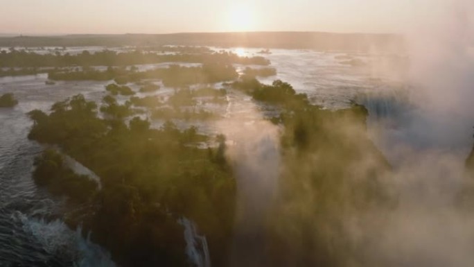 空中日出飞过联合国教科文组织世界遗产维多利亚瀑布边缘的薄雾和水