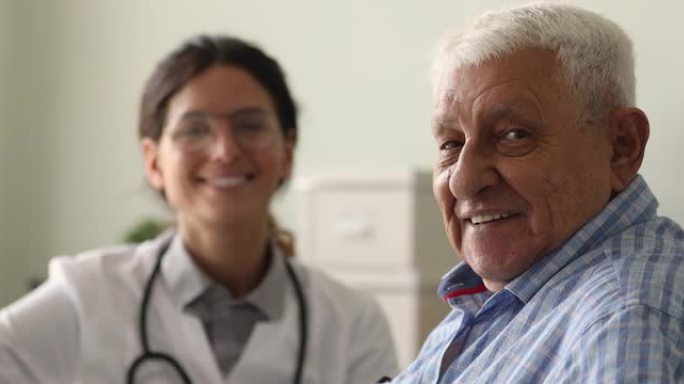 与熟练的医生合照快乐的老病人。