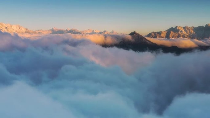 日出时的雪山云瀑是世界上最迷人的风景