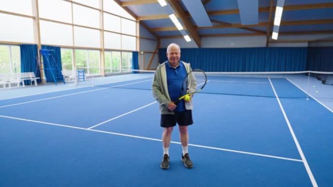 站在网球场上的自信老人的肖像