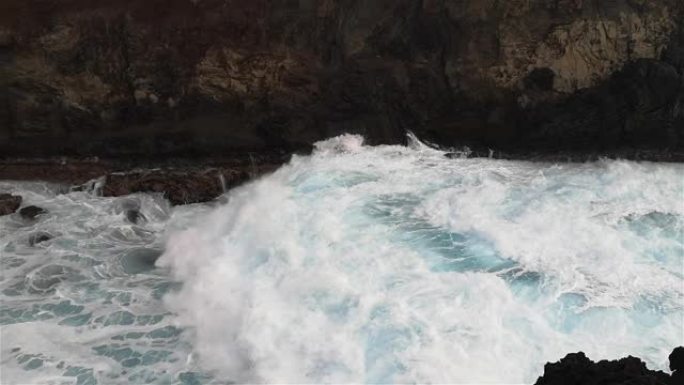 智利复活节岛的悬崖上破浪。