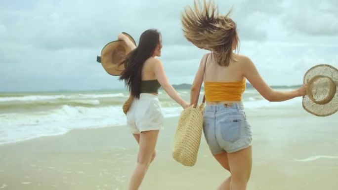 一群跑向海滩的朋友女人