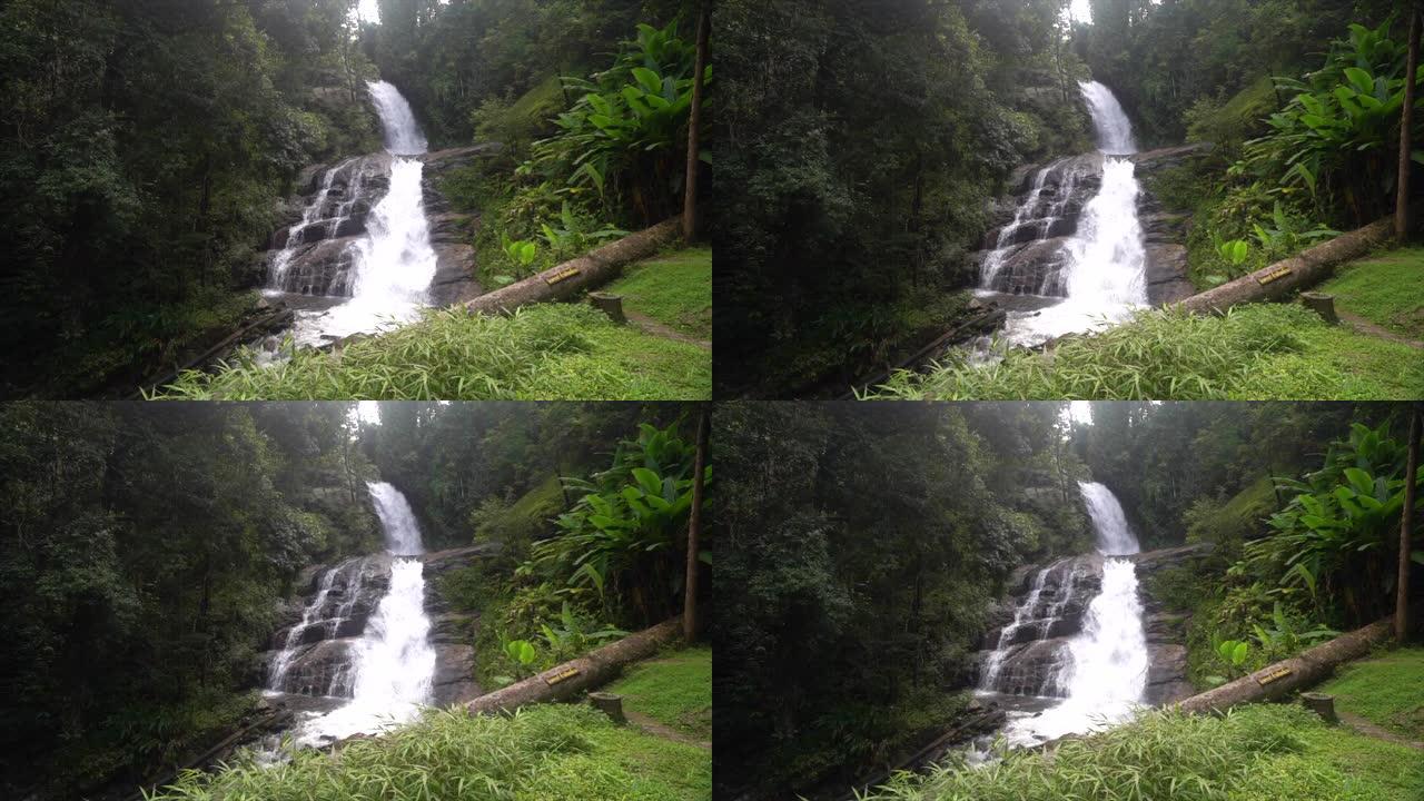 泰国清迈Doi Inthanon国家公园雨林中的Huay saai leung瀑布