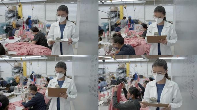 纺织厂的年轻主管检查生产线上的每个工作站