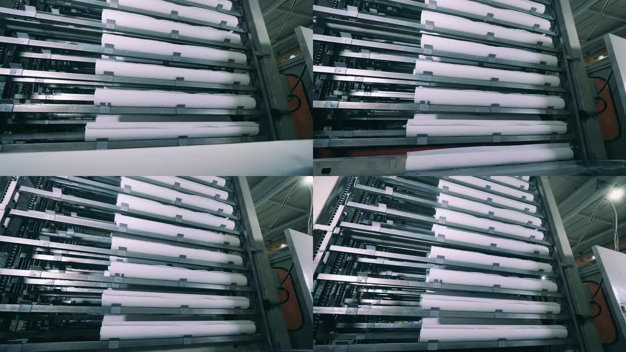 纸卷自动放置在造纸厂的特殊机器上