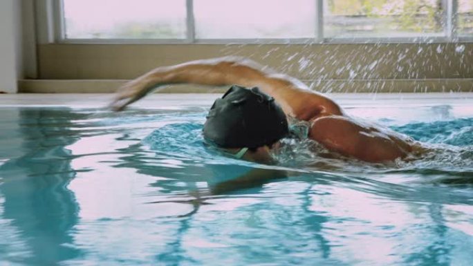 自适应截肢者专业游泳运动员在室内游泳池前爬行游泳