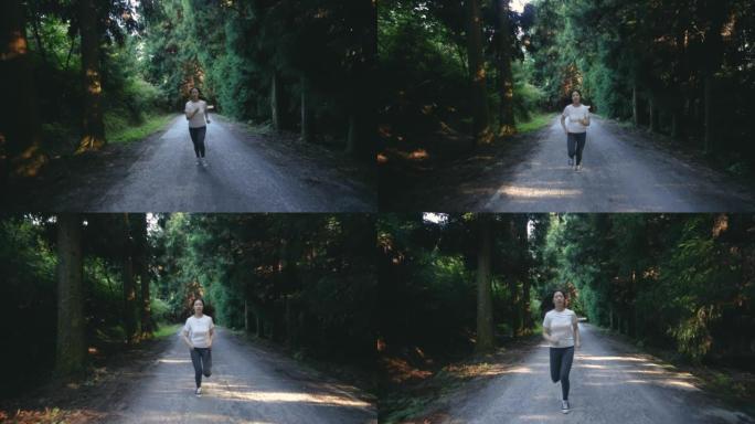 在森林小径上奔跑的妇女
