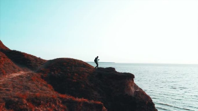 在海景背景上下山的人