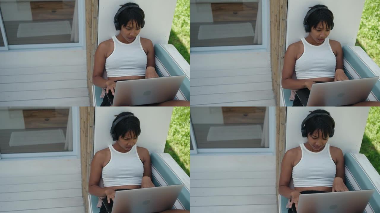 女人在阳台上使用笔记本电脑