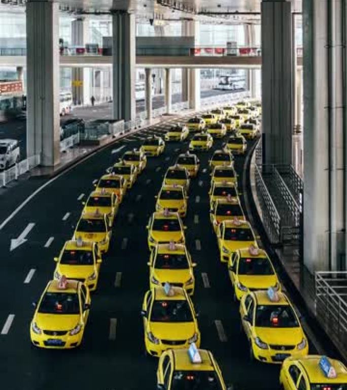 机场出口处T/L TD繁忙的黄色出租车排队