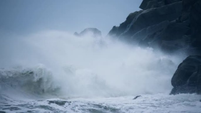 海浪喷出岩石4k分辨率、夏季、水、