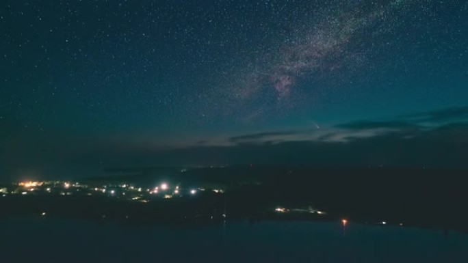 空中飞行飞越夜晚的乡村。超失效