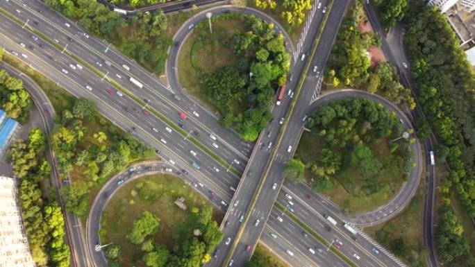 城市立交桥道路交通的航拍透视