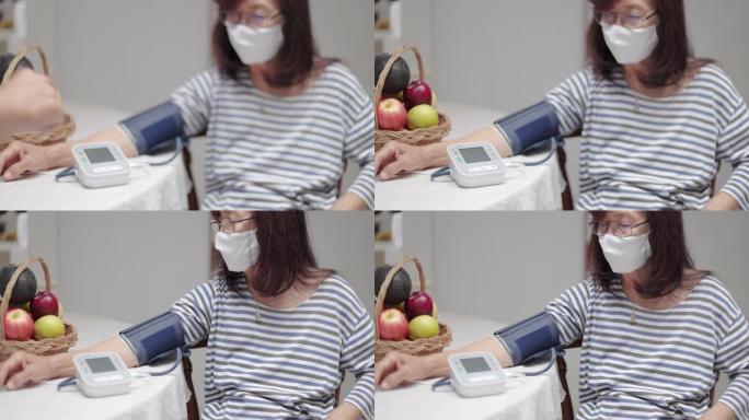在家中测量血压的高级妇女