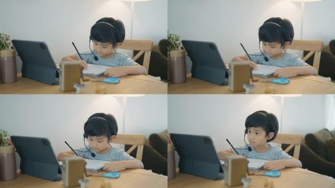 男孩在家参加在线课程。