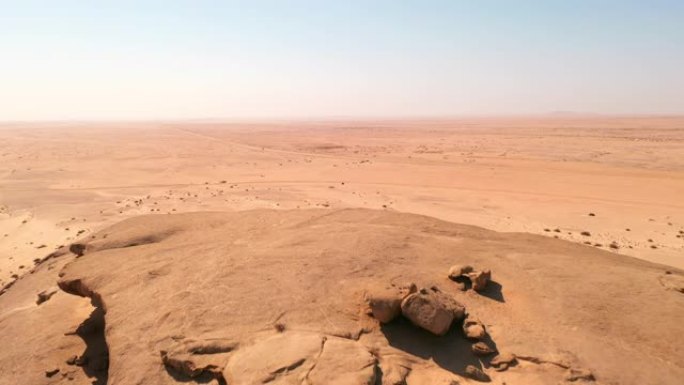 WS男性游客在阳光明媚的偏远沙漠景观中的岩石形成，纳米比亚，非洲