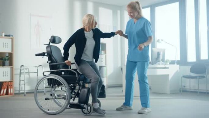 医院物理治疗: 强壮的高级女性受伤成功地从轮椅上站起来，走几步，康复理疗师医生帮助，协助残疾患者