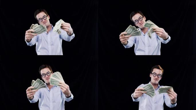 一个年轻人在工作室背景下炫耀现金的4k视频片段