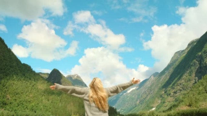 4k视频片段，一个无法识别的女人在m ø re og Romsdal欣赏山景