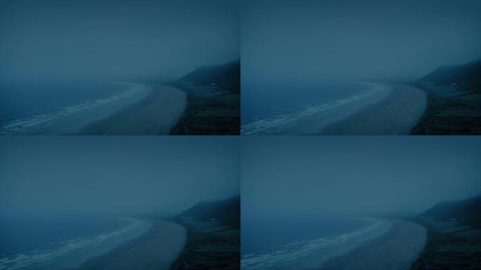雾蒙蒙的夜晚的沿海景观