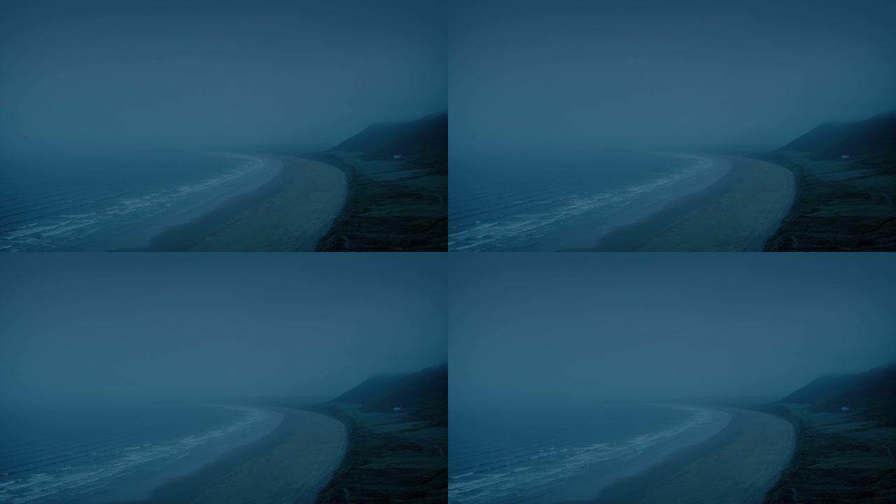 雾蒙蒙的夜晚的沿海景观