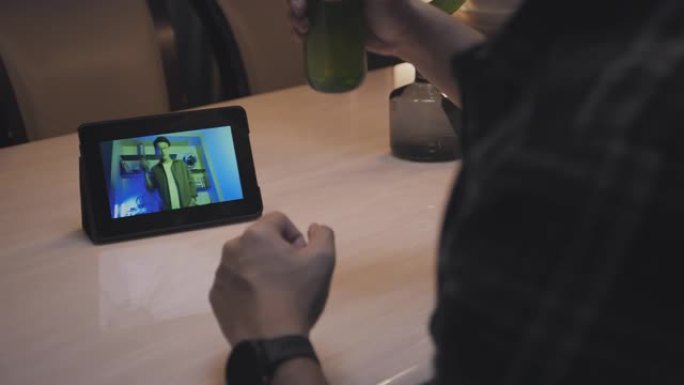 数字平板电脑屏幕上的特写亚洲成年男子在家时通过在线视频通话虚拟派对与朋友一起喝啤酒