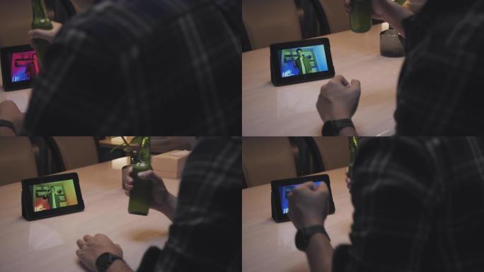 数字平板电脑屏幕上的特写亚洲成年男子在家时通过在线视频通话虚拟派对与朋友一起喝啤酒