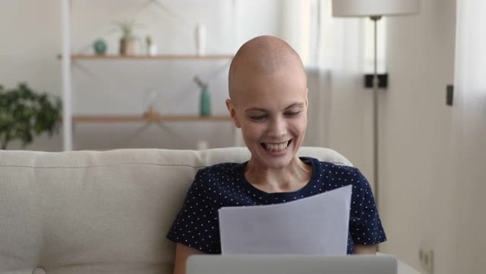 化疗后秃头女人阅读健康测试结果感到高兴