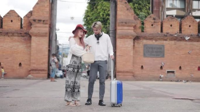 幸福的年轻夫妇喜欢旅行
