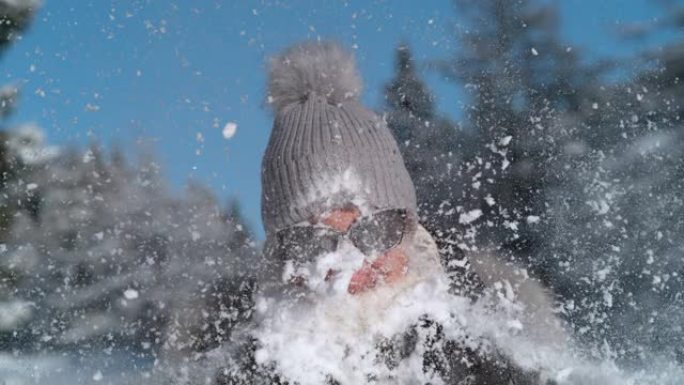 肖像: 微笑的女游客被蓬松的雪球击中。