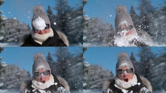 肖像: 微笑的女游客被蓬松的雪球击中。