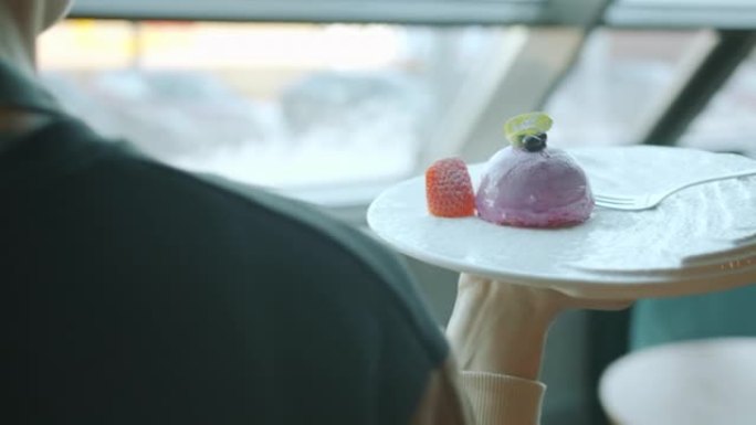 现代餐厅服务员拿着盘子和美味甜点的慢动作