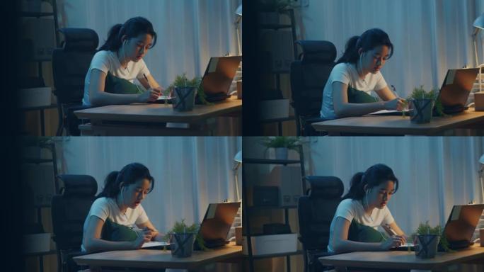 孤独的少女在晚上的直播课上学习