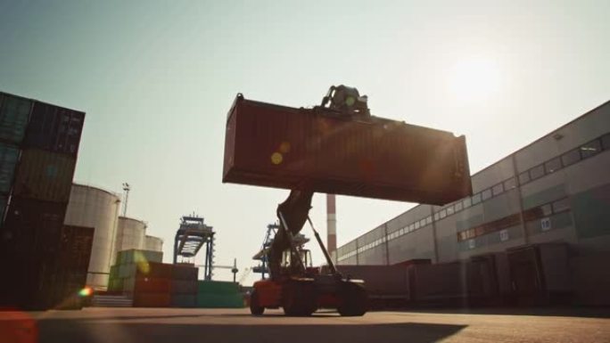 VFX工业场景用计算机生成的双梁龙门起重机在船厂物流中心码头的集装箱搬运工的背景下工作。