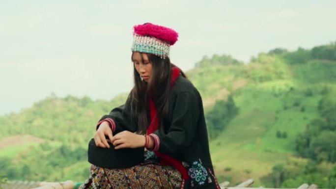 山上的部落服装。少数民族服饰少女