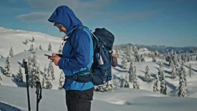 DS Mountain hiker使用他的智能手机检查方向