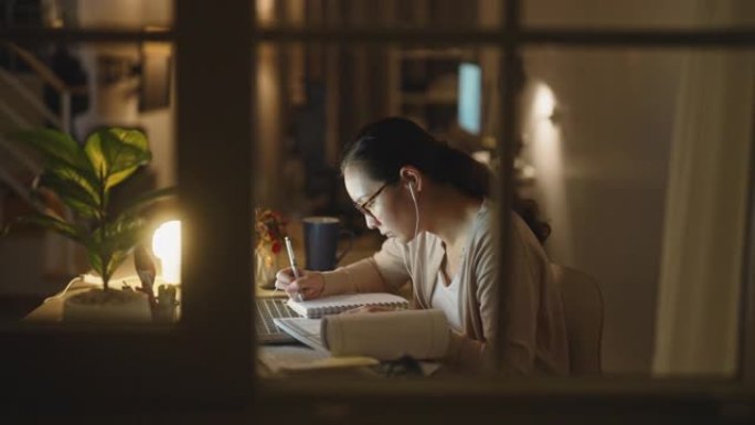 女人晚上学习女人学习