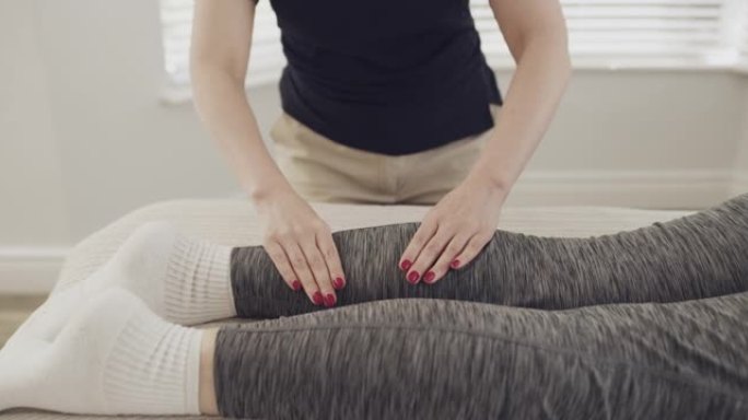 一名女性理疗师按摩患者腿部的4k视频片段