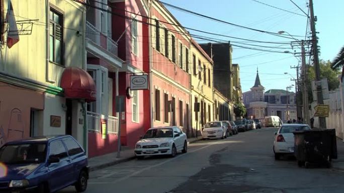 智利瓦尔帕莱索的空荡街和老房子。