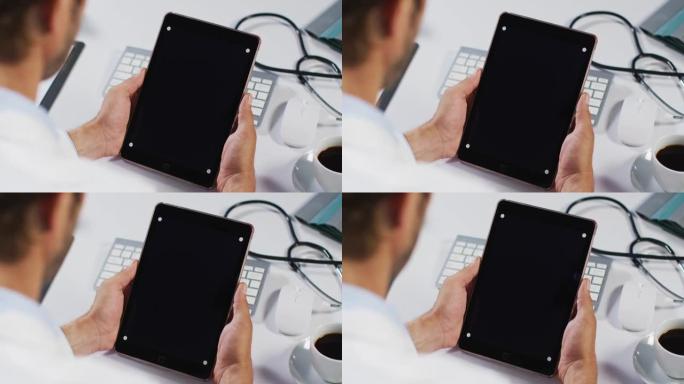 白人男性医生使用平板电脑进行视频通话咨询