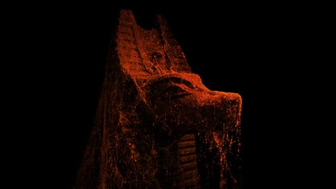 在火光中有蜘蛛网的埃及豺狼雕像