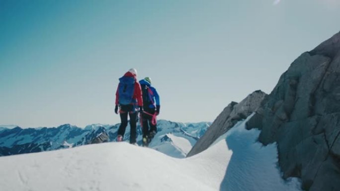 在山上徒步旅行攀登雪山徒步巅峰爬山