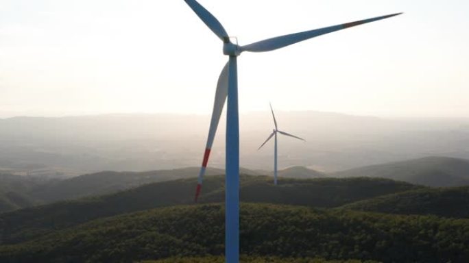 在日落时分，风车在风力的作用下旋转，并以绿色生态的方式向地球产生可再生能源。